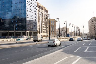 Medine, Suudi Arabistan - 18 Aralık 2024: Birinci Çember Yolu Kralı Faisal, Medine 'deki modern binalar, tüm Müslüman dünyasından ziyaretçilerin ilgisini çeken kutsal bir şehir olan Suudi Arabistan' ın İslam mirası.