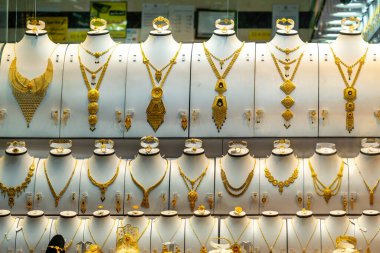 Jeddah, Suudi Arabistan - 20 Aralık 2024: Suudi Arabistan 'ın El Balad ilçesindeki Qabel Patikası gün batımında canlanıyor. Kuyumcular ziyaretçileri eski şehir mirasını keşfetmeye davet ediyor.