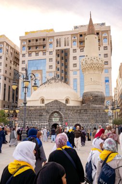 Medine, Suudi Arabistan - 18 Aralık 2024: Medine, Suudi Arabistan 'daki Abu Bekir Siddeeq Camii' ndeki hacılar, İslam dünyasından ziyaretçilerin ilgisini çeken kutsal bir bölge.