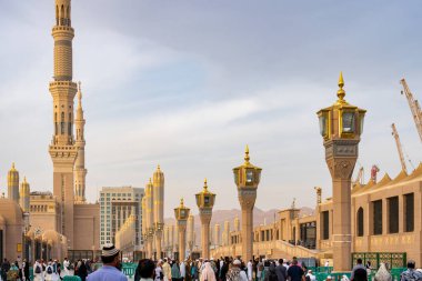 Medine, Suudi Arabistan - 18 Aralık 2024: Medine 'deki Kâhinler Camii' ndeki hacılar, Suudi Arabistan 'daki ikinci en kutsal İslam mekanı.