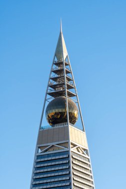 Riyad, Suudi Arabistan - 22 Aralık 2024: Riyad, Suudi Arabistan 'daki El Faisaliah Kulesi, kendine özgü gökdelen tasarımı ve parıldayan cephesi, şehrin mimari yeniliğinin simgesi