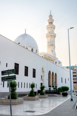 Jeddah, Suudi Arabistan - 19 Aralık 2024: Büyük Mescid Malik Suud, veya Kral Suud Camii, Suudi Arabistan 'da, modern İslam mimarisinin etkileyici bir örneği, yüksek minareleri