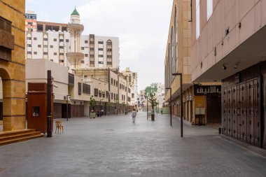 Jeddah, Suudi Arabistan - 20 Aralık 2024: Suudi Arabistan 'da, Pazar sabahı tarihi Jeddah bölgesinde, Qabel Patikası' ndaki dükkanlar kapalı, kentin uyanmasını bekliyor.