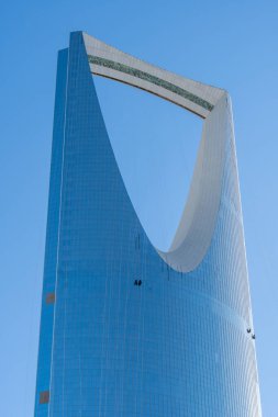 Riyad, Suudi Arabistan - 22 Aralık 2024: Riyad, Suudi Arabistan 'daki Krallık Merkezi, kendine özgü gökdelen tasarımı ve parıldayan cephesi, şehrin mimari yeniliğinin simgesi