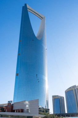 Riyad, Suudi Arabistan - 22 Aralık 2024: Riyad, Suudi Arabistan 'daki Krallık Merkezi, kendine özgü gökdelen tasarımı ve parıldayan cephesi, şehrin mimari yeniliğinin simgesi