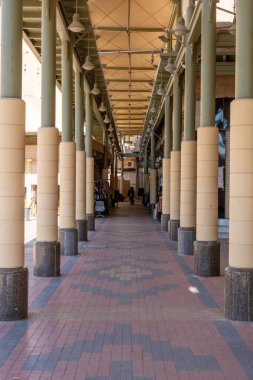 Riyad, Suudi Arabistan - 22 Aralık 2024: Souk Az-Zal, Suudi Arabistan 'ın kültürel mirası Riyad' da bir dizi geleneksel el işi ve baharat sunan canlı bir pazar yeri.