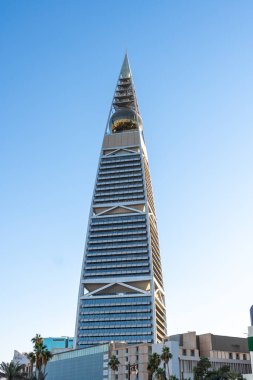 Riyad, Suudi Arabistan - 22 Aralık 2024: Riyad, Suudi Arabistan 'daki El Faisaliah Kulesi, kendine özgü gökdelen tasarımı ve parıldayan cephesi, şehrin mimari yeniliğinin simgesi