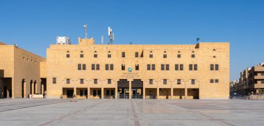 Riyad, Suudi Arabistan - 22 Aralık 2024: Suudi Arabistan 'ın Riyad kentindeki Deera Meydanı, zengin tarih ve modern dinamizmin birleştiği, Suudi kültürüne ziyaretçilerin benzer şekilde çekildiği aktivite merkezi.