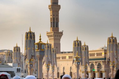 Medine, Suudi Arabistan - 18 Aralık 2024: Medine 'deki Kâhinler Camii' ndeki hacılar, Suudi Arabistan 'daki ikinci en kutsal İslam mekanı.