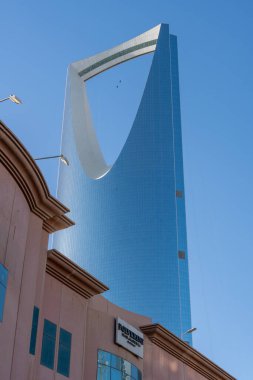 Riyad, Suudi Arabistan - 22 Aralık 2024: Riyad, Suudi Arabistan 'daki Krallık Merkezi, kendine özgü gökdelen tasarımı ve parıldayan cephesi, şehrin mimari yeniliğinin simgesi