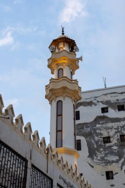 Jeddah, Suudi Arabistan - 20 Aralık 2024: Suudi Arabistan 'ın tarihi Al Balad ilçesi, bir Pazar akşamı huzur içinde dinlenirken, antik ve güzel camii sessizliğin başında nöbet tutuyor.