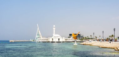 Jeddah, Suudi Arabistan - 19 Aralık 2024: Suudi Arabistan 'ın başkenti Jeddah' da Mescidi El Rahmah veya Merhamet Camii 'ndeki yüzer cami Kızıl Deniz' in üzerinde geziniyor.