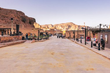 Alula, Suudi Arabistan - 15 Aralık 2024: Suudi Arabistan 'daki Alula Eski Kasabası, tarihi harabeleri ve geleneksel dar sokakları olan tarihi çamur tuğlası şehri
