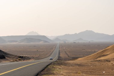 Alula, Suudi Arabistan - 18 Aralık 2024: Gündoğumunda Alula 'dan Medine' ye uzanan manzaralı çöl rotası, Suudi Arabistan 'ın inanılmaz kum taşı oluşumlarıyla nefes kesen manzarası