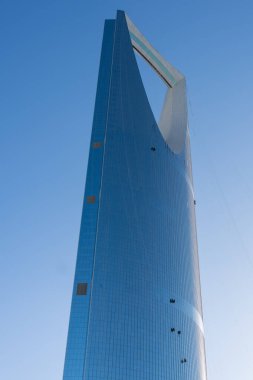 Riyad, Suudi Arabistan - 22 Aralık 2024: Riyad, Suudi Arabistan 'daki Krallık Merkezi, kendine özgü gökdelen tasarımı ve parıldayan cephesi, şehrin mimari yeniliğinin simgesi