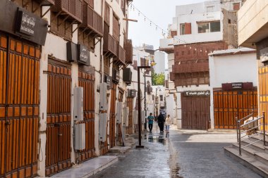 Jeddah, Suudi Arabistan - 20 Aralık 2024: Suudi Arabistan 'da, Pazar sabahı tarihi Jeddah bölgesinde, Qabel Patikası' ndaki dükkanlar kapalı, kentin uyanmasını bekliyor.