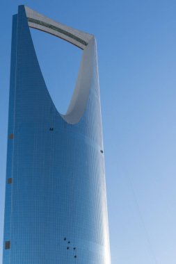 Riyad, Suudi Arabistan - 22 Aralık 2024: Riyad, Suudi Arabistan 'daki Krallık Merkezi, kendine özgü gökdelen tasarımı ve parıldayan cephesi, şehrin mimari yeniliğinin simgesi