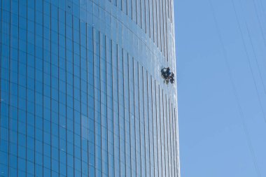 Riyad, Suudi Arabistan - 22 Aralık 2024: Riyad, Suudi Arabistan 'daki Krallık Merkezi, kendine özgü gökdelen tasarımı ve parıldayan cephesi, şehrin mimari yeniliğinin simgesi