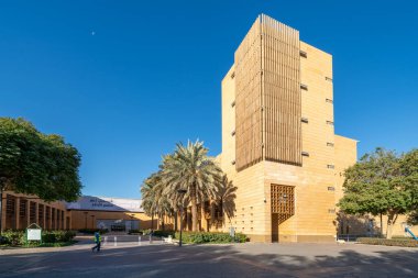 Riyad, Suudi Arabistan - 22 Aralık 2024: Riyad 'daki Suudi Arabistan Ulusal Müzesi krallığın zengin tarihi ve kültürel mirasının büyüleyici bir deposu olarak yer almaktadır.