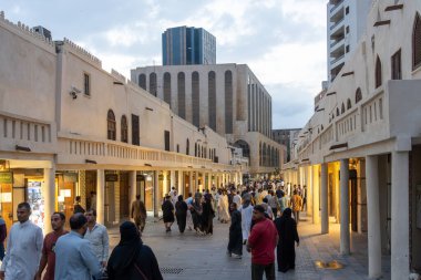 Jeddah, Suudi Arabistan - 20 Aralık 2024: Gün batımında Suudi Arabistan 'ın El Balad ilçesindeki Qabel Patikası canlanır. Dükkanlar ziyaretçileri eski şehir mirasını keşfetmeye davet ediyor.