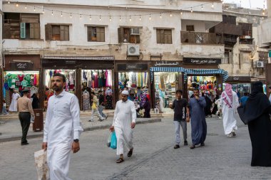 Jeddah, Suudi Arabistan - 20 Aralık 2024: Gün batımında Suudi Arabistan 'ın El Balad ilçesindeki Qabel Patikası canlanır. Dükkanlar ziyaretçileri eski şehir mirasını keşfetmeye davet ediyor.