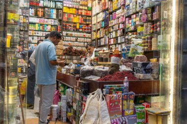 Jeddah, Suudi Arabistan - 20 Aralık 2024: Gün batımında Suudi Arabistan 'ın El Balad ilçesindeki Qabel Patikası canlanır. Dükkanlar ziyaretçileri eski şehir mirasını keşfetmeye davet ediyor.