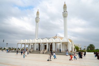 Jeddah, Suudi Arabistan - 20 Aralık 2024: Mescid Hasan Enany, veya Hasan Enany Camii, veya Hasan Anani Camii, veya Işık Camii, Suudi Arabistan 'da Jeddah' daki Corniche boyunca Kızıldeniz kıyısında,