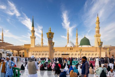 Medine, Suudi Arabistan - 18 Aralık 2024: Medine 'deki Kâhinler Camii' ndeki hacılar, Suudi Arabistan 'daki ikinci en kutsal İslam mekanı.