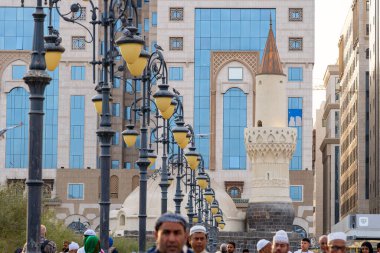 Medine, Suudi Arabistan - 18 Aralık 2024: Medine, Suudi Arabistan 'daki Abu Bekir Siddeeq Camii' ndeki hacılar, İslam dünyasından ziyaretçilerin ilgisini çeken kutsal bir bölge.