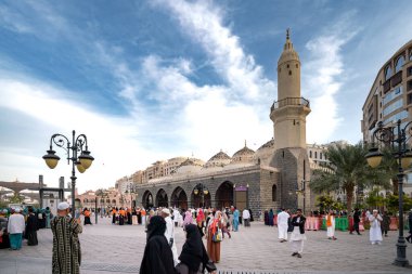 Medine, Suudi Arabistan - 18 Aralık 2024: Mescid-i Haram, El-Musalla, Bulutlar Camii, Medine, Suudi Arabistan, İslam dünyasından ziyaretçilerin ilgisini çeken kutsal bölge.