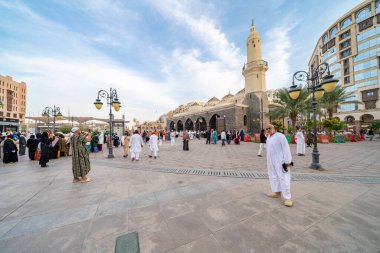 Medine, Suudi Arabistan - 18 Aralık 2024: Mescid-i Haram, El-Musalla, Bulutlar Camii, Medine, Suudi Arabistan, İslam dünyasından ziyaretçilerin ilgisini çeken kutsal bölge.