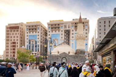 Medine, Suudi Arabistan - 18 Aralık 2024: Medine, Suudi Arabistan 'daki Abu Bekir Siddeeq Camii' ndeki hacılar, İslam dünyasından ziyaretçilerin ilgisini çeken kutsal bir bölge.