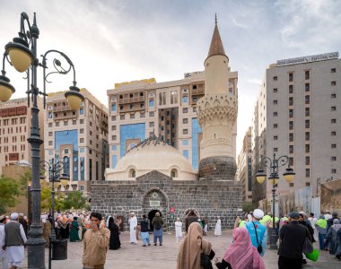 Medine, Suudi Arabistan - 18 Aralık 2024: Medine, Suudi Arabistan 'daki Abu Bekir Siddeeq Camii' ndeki hacılar, İslam dünyasından ziyaretçilerin ilgisini çeken kutsal bir bölge.