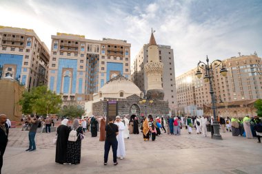 Medine, Suudi Arabistan - 18 Aralık 2024: Medine, Suudi Arabistan 'daki Abu Bekir Siddeeq Camii' ndeki hacılar, İslam dünyasından ziyaretçilerin ilgisini çeken kutsal bir bölge.