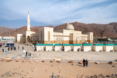 Medine, Suudi Arabistan - 18 Aralık 2024: Şehitler, Medine, Suudi Arabistan Camii 'ndeki hacılar, İslam mirası, tüm Müslüman dünyasından ziyaretçilerin ilgisini çeken kutsal bölge.