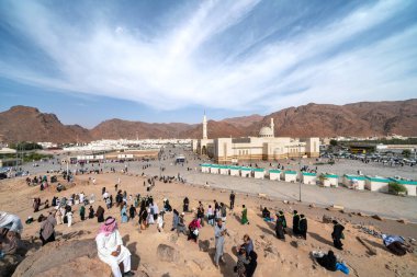 Medine, Suudi Arabistan - 18 Aralık 2024: Şehitler, Medine, Suudi Arabistan Camii 'ndeki hacılar, İslam mirası, tüm Müslüman dünyasından ziyaretçilerin ilgisini çeken kutsal bölge.