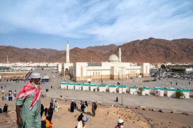 Medine, Suudi Arabistan - 18 Aralık 2024: Archers Hill Uhud üzerindeki hacılar, Şehitler, Medine, Suudi Arabistan Camii 'nin önünde, tüm Müslüman dünyası için kutsal bölge