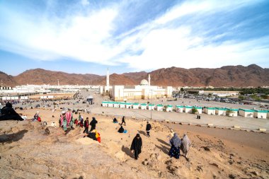 Medine, Suudi Arabistan - 18 Aralık 2024: Archers Hill Uhud üzerindeki hacılar, Şehitler, Medine, Suudi Arabistan Camii 'nin önünde, tüm Müslüman dünyası için kutsal bölge