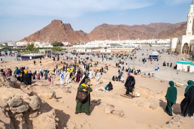 Medine, Suudi Arabistan - 18 Aralık 2024: Archers Hill Uhud üzerindeki hacılar, Şehitler, Medine, Suudi Arabistan Camii 'nin önünde, tüm Müslüman dünyası için kutsal bölge
