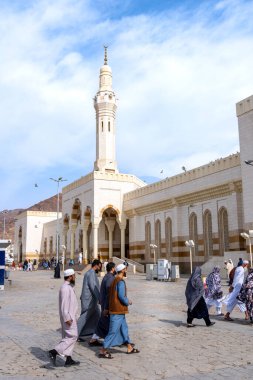Medine, Suudi Arabistan - 18 Aralık 2024: Şehitler, Medine, Suudi Arabistan Camii 'ndeki hacılar, İslam mirası, tüm Müslüman dünyasından ziyaretçilerin ilgisini çeken kutsal bölge.