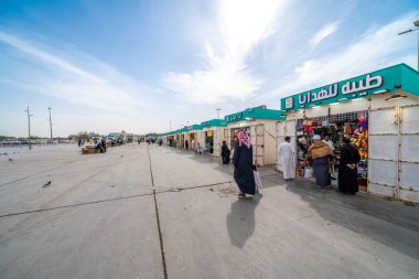 Medine, Suudi Arabistan - 18 Aralık 2024: Şehitler, Medine, Suudi Arabistan Camii 'ndeki hacılar, İslam mirası, tüm Müslüman dünyasından ziyaretçilerin ilgisini çeken kutsal bölge.