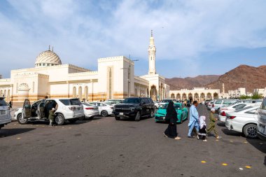 Medine, Suudi Arabistan - 18 Aralık 2024: Şehitler, Medine, Suudi Arabistan Camii 'ndeki hacılar, İslam mirası, tüm Müslüman dünyasından ziyaretçilerin ilgisini çeken kutsal bölge.