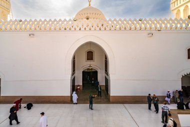 Medine, Suudi Arabistan - 18 Aralık 2024: Medine, Suudi Arabistan 'daki İki Qiblas Camii' ndeki hacılar, Müslüman dünyasından ziyaretçilerin ilgisini çeken kutsal bir alan.