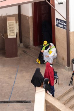 Medine, Suudi Arabistan - 18 Aralık 2024: Medine, Suudi Arabistan 'daki İki Qiblas Camii' ndeki hacılar, Müslüman dünyasından ziyaretçilerin ilgisini çeken kutsal bir alan.