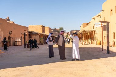 Alula, Suudi Arabistan - 15 Aralık 2024: Suudi Arabistan 'daki Alula Eski Kasabası, tarihi harabeleri ve geleneksel dar sokakları olan tarihi çamur tuğlası şehri