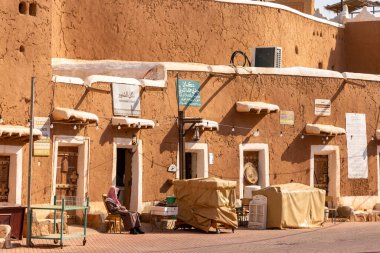 Ushaiqer, Suudi Arabistan - 14 Aralık 2024: Suudi Arabistan 'ın Ushaiqer köyündeki Antik Geleneksel Çamur Binalarına bakış