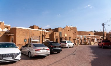 Ushaiqer, Suudi Arabistan - 14 Aralık 2024: Suudi Arabistan 'ın Ushaiqer köyündeki Antik Geleneksel Çamur Binalarına bakış