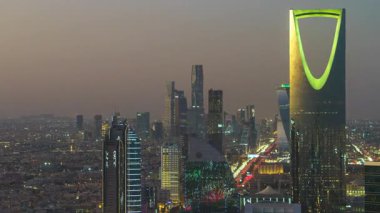 Faisaliah Kulesi 'nin tepesinden, Suudi Arabistan' ın ikonik Krallık Merkezi 'nin hakim olduğu Riyad' ın ufuk çizgisinin günbatımı görüntüsü nefes kesici bir zaman dilimi.