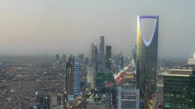 Faisaliah Kulesi 'nin tepesinden, Suudi Arabistan' ın ikonik Krallık Merkezi 'nin hakim olduğu Riyad' ın ufuk çizgisinin günbatımı görüntüsü nefes kesici bir zaman dilimi.