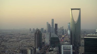 Faisaliah Kulesi 'nin tepesinden gün batımında Riyad' ın gökdelenlerinin muhteşem manzarası.